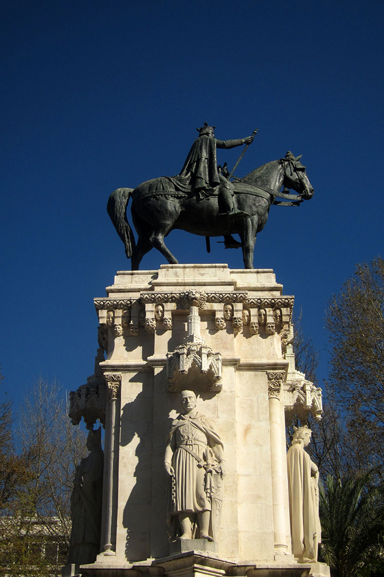 Op weg naar de kathedraal komen we langs het Plaza Nueva met het standbeeld van Ferdinand de II van Castilië